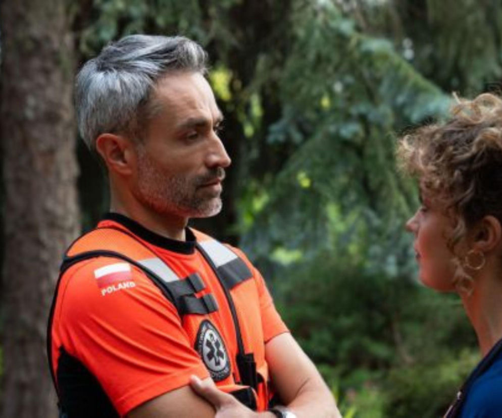 Na sygnale, odcinek 799: Po alercie o ataku terrorystycznym zespół znajduje ofiarę z bełtem z kuszy wbitym w brzuch