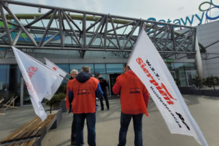 Pikieta pod Auchan w Katowicach. „Oni finansują zbrodnie w Ukrainie”