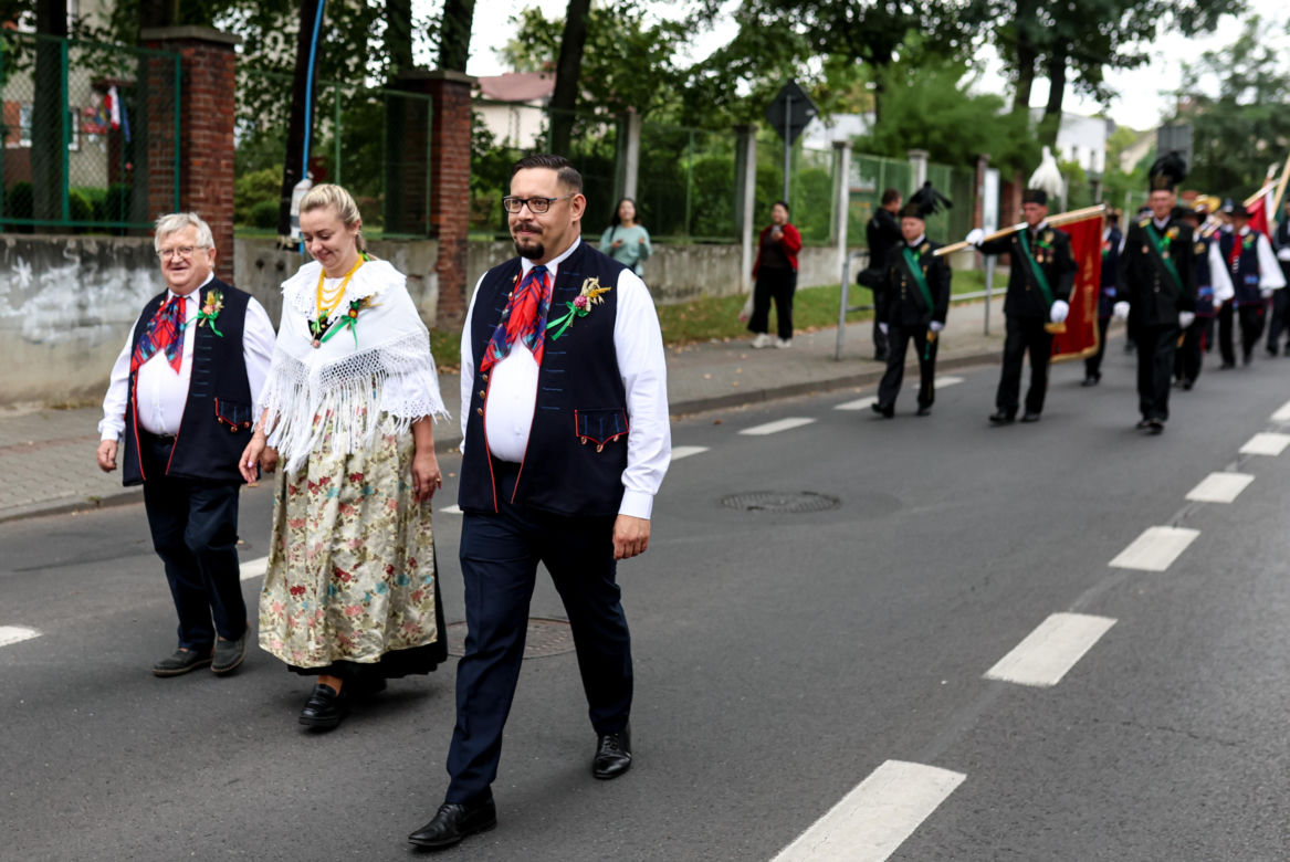 Korowód dożynkowy w Kostuchnie
