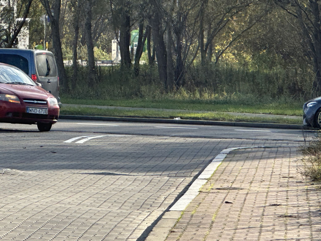Tragiczny wypadek na warszawskich Bielanach. Pod kołami różowego mercedesa zginęła 83-latka