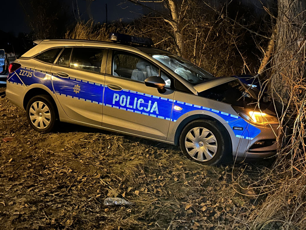 Dawidy Bankowe. Radiowóz uderzył w drzewo. W środku były dwie nastolatki