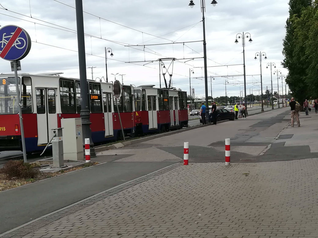 Samochód zablokował ruch tramwajów na ul. Zygmunta Augusta w Bydgoszczy! [ZDJĘCIA]