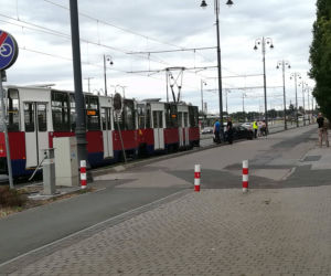 Samochód zablokował ruch tramwajów na ul. Zygmunta Augusta w Bydgoszczy! [ZDJĘCIA]
