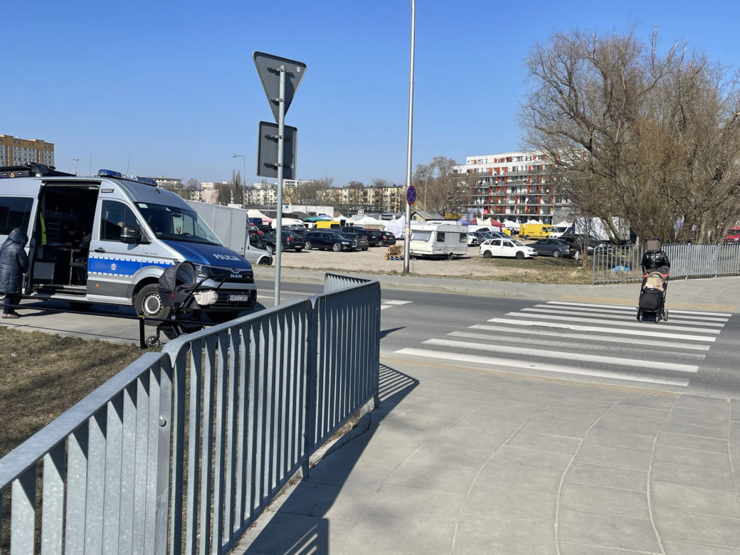 Matka z dzieckiem przechodziła przez pasy