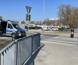 Kierowca seicento huknął w kobietę z wózkiem. Matka i dziecko trafili do szpitala 