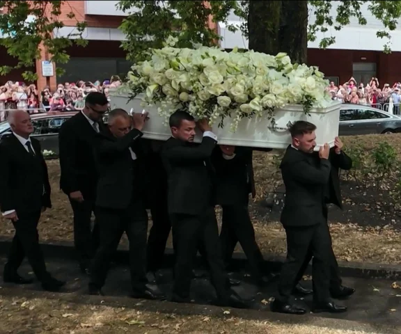 Tak wyglądał pogrzeb Bonnie Tyler. Biała trumna i poruszające gesty fanów