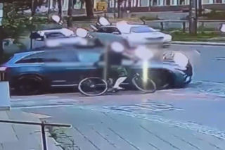 Dwa razy celowo potrącił rowerzystę, bo ten zwrócił mu uwagę. Nagranie mrozi krew w żyłach
