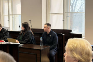 Oskarżono go o przekroczenie uprawnień. Później musiał dorabiać w Żabce. Ruszył proces policjanta z Sopotu