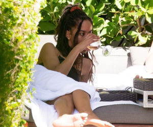 Malia Obama pije szampana z koleżankami