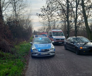 Płock: FATALNIE wyglądający wypadek! Uderzył w drzewo!