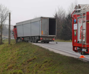 Śmiertelny wypadek na drodze krajowej. Poważne utrudnienia po zderzeniu osobówki z ciężarówką