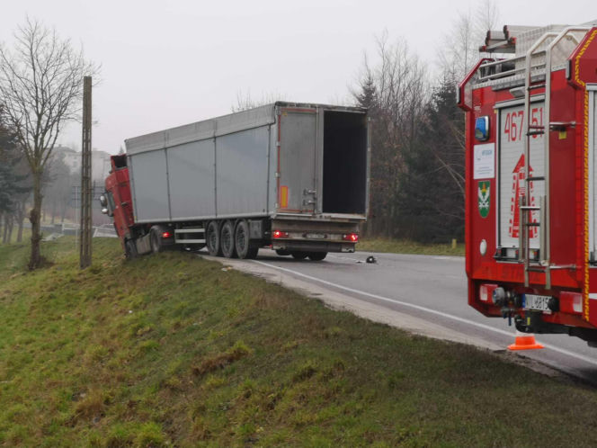 Śmiertelny wypadek na drodze krajowej. Poważne utrudnienia po zderzeniu osobówki z ciężarówką