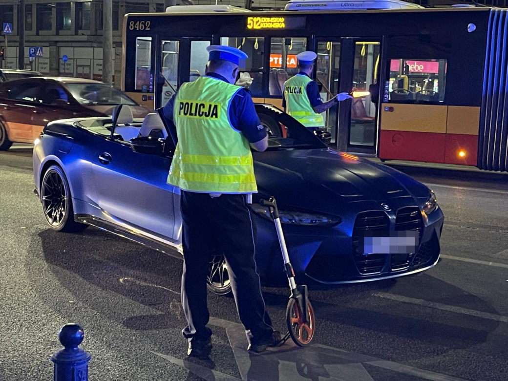 Warszawa. Kierowca BMW potrącił policjanta. Funkcjonariusz wpadł na maskę auta i huknął na asfalt