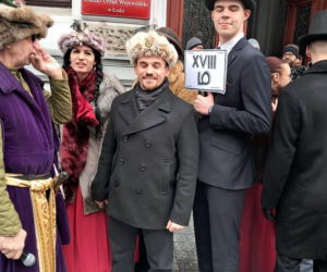 Polonez dla Łodzi. Taneczny korowód maturzystów przeszedł ulicą Piotrkowską