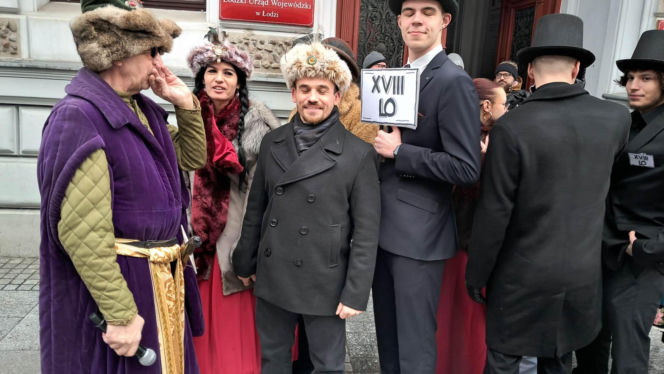 Polonez dla Łodzi. Taneczny korowód maturzystów przeszedł ulicą Piotrkowską