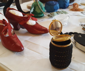 Buty do stóp lotosowych, wachlarze, gorsety i szkła toaletowe! Muzeum Okręgowe w Rzeszowie kupiło nowe eksponaty! [WIDEO, FOTO]