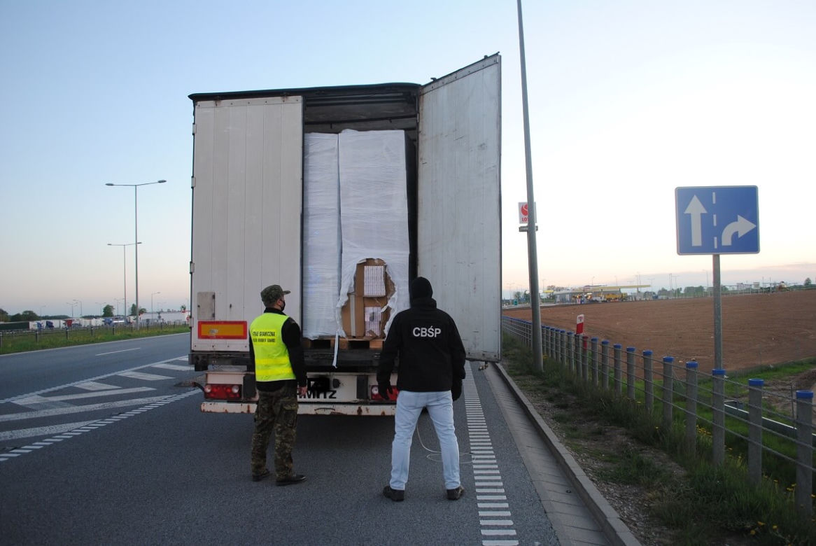 Raczki. Tir wypełniony nielegalnymi papierosami za 6 mln zł [ZDJĘCIA]