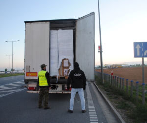 Raczki. Tir wypełniony nielegalnymi papierosami za 6 mln zł [ZDJĘCIA]