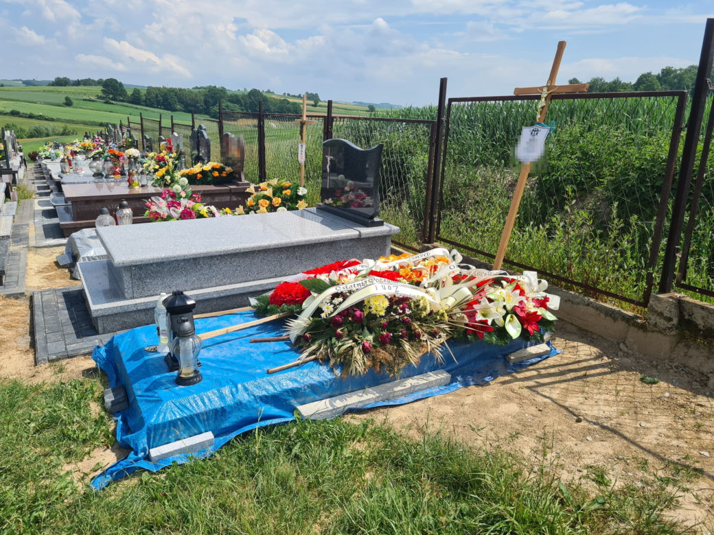 Zawadka. Smutny grób Adama T. Zabił go własny syn [GALERIA]