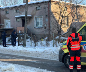 Wstrząsające odkrycie w zrujnowanym domu w Ursusie. Dwa zamarznięte ciała na łóżkach