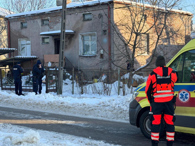 Wstrząsające odkrycie w zrujnowanym domu w Ursusie. Dwa zamarznięte ciała na łóżkach