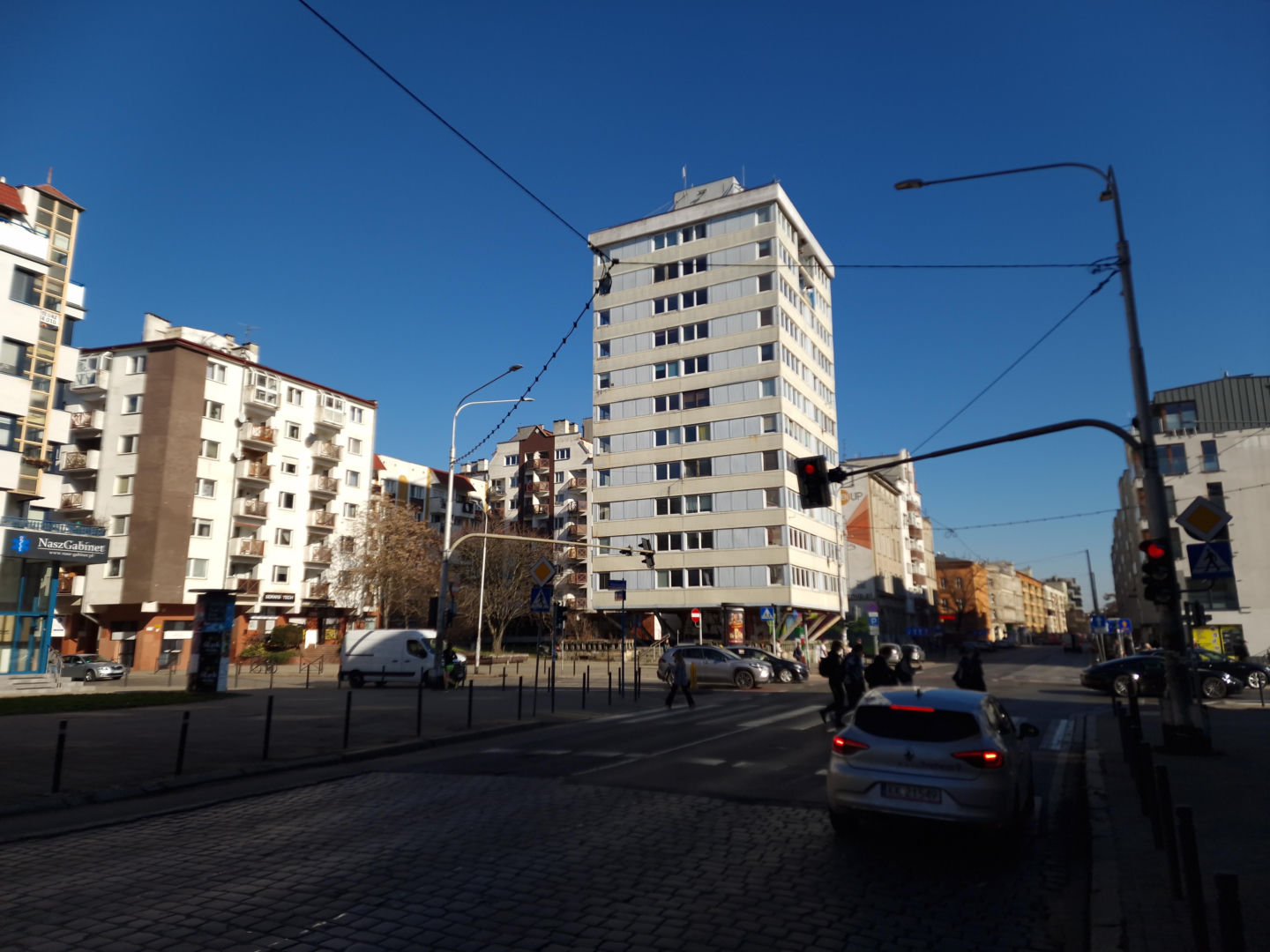 Trzonolinowiec - wieżowiec przy Kościuszki we Wrocławiu z lat 60. przed remontem