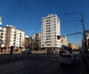 Trzonolinowiec - wieżowiec przy Kościuszki we Wrocławiu z lat 60. przed remontem