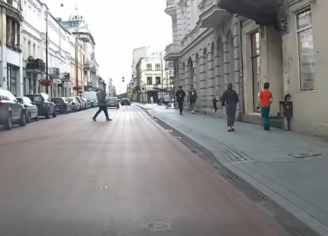 Wyjął pistolet na środku ulicy i wycelował w kobietę. Poszukuje go policja 