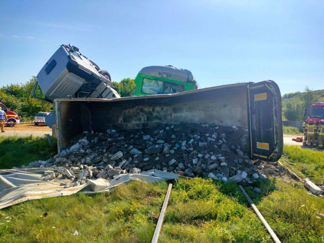 Szynobus uderzył w ciężarówkę