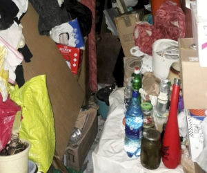 Schorowana seniorka kilka dni leżała na podłodze przysypana śmieciami