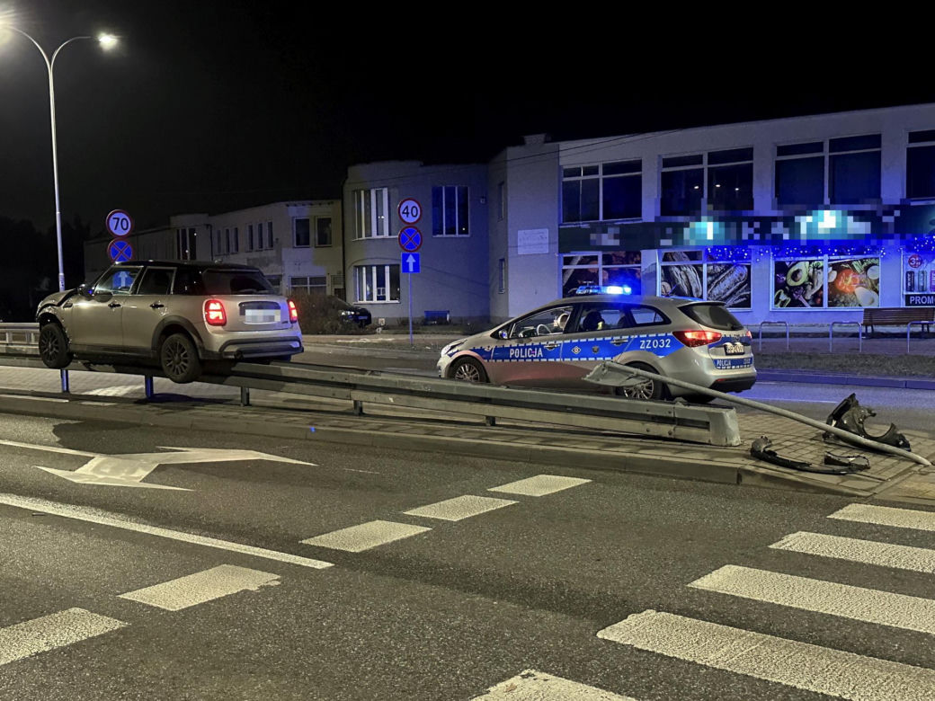 Kierowca zawisł na barierkach w Warszawie. Internauci nie mogą w to uwierzyć: "Funkcja szynowozu"