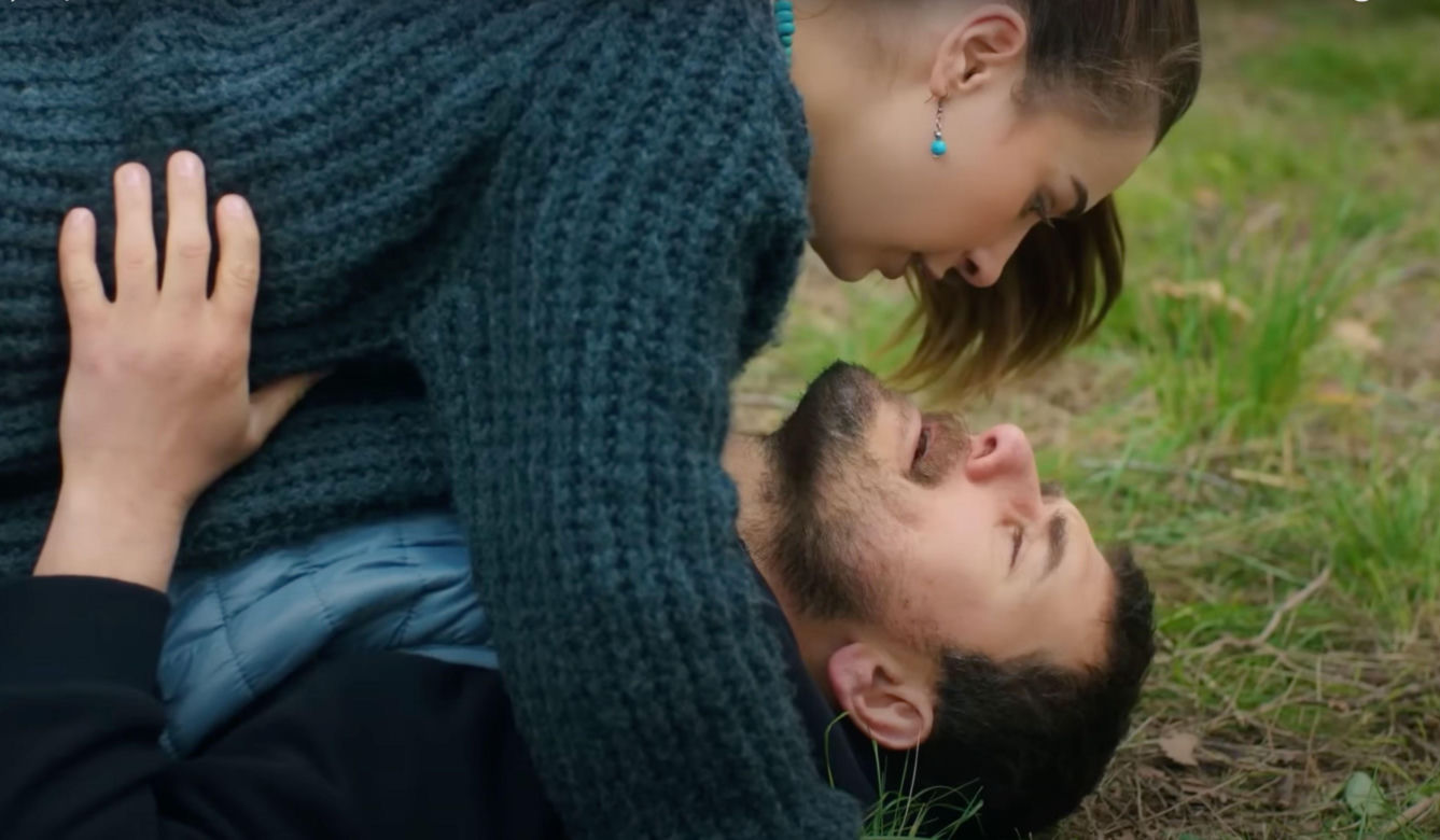 Sila znów wpakuje się w tarapaty. Tym razem utknie na drzewie i spadając... spadnie na Kuzeya. 