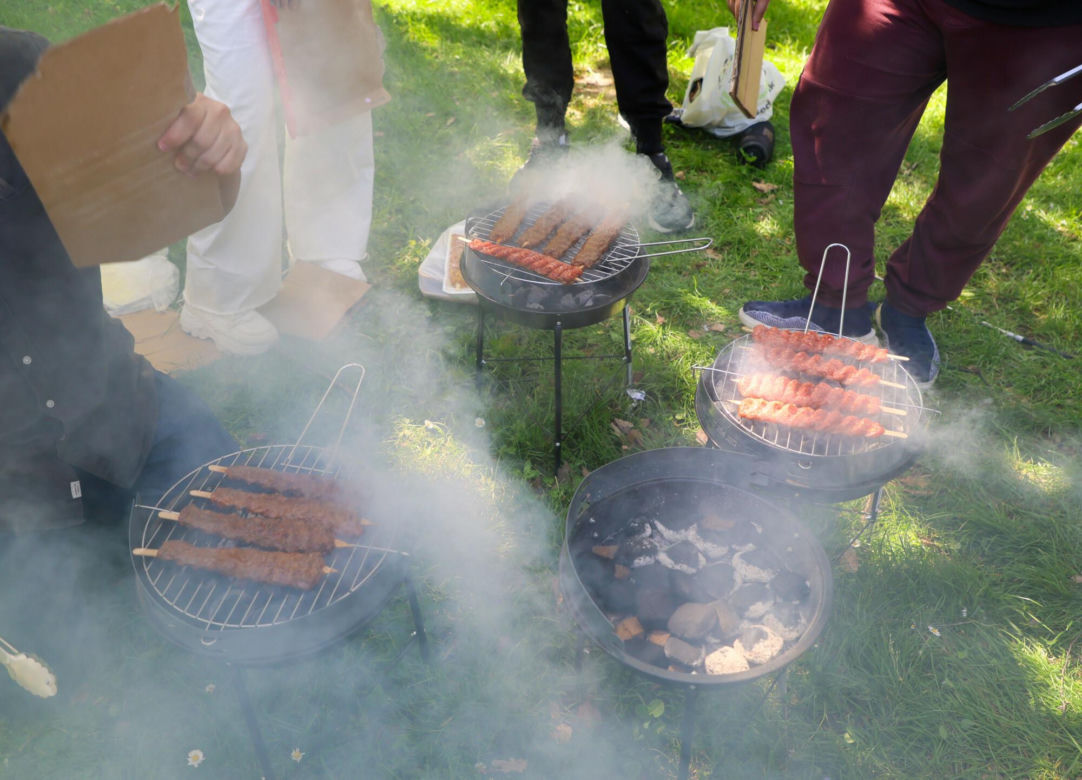 Grill, opalanie się, jazda na rowerze. Sprawdź, w których warszawskich parkach lepiej tego nie robić