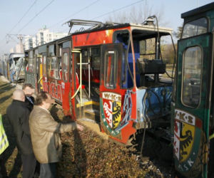 WROCŁAW: Zderzenie trzech TRAMWAJÓW - YOUTUBE, 21 osób RANNYCH