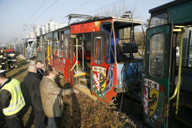 WROCŁAW: Zderzenie trzech TRAMWAJÓW - YOUTUBE, 21 osób RANNYCH