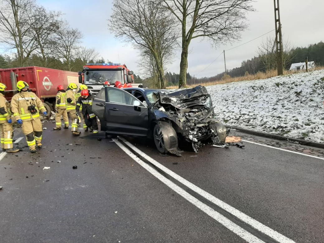 Szczybały Giżyckie. Zderzenie osobowki z tirem. 39-latek zginął na miejscu