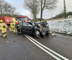 Szczybały Giżyckie. Zderzenie osobowki z tirem. 39-latek zginął na miejscu