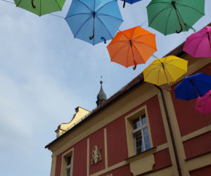 Leszno znów zdobią parasolki. Mienią się nad ul. Wróblewskiego kolorami tęczy