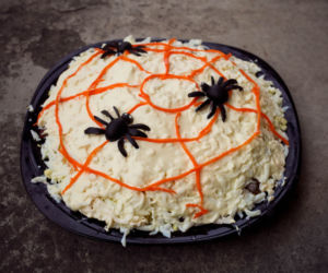 Straszna sałatka nicejska na Hallowen