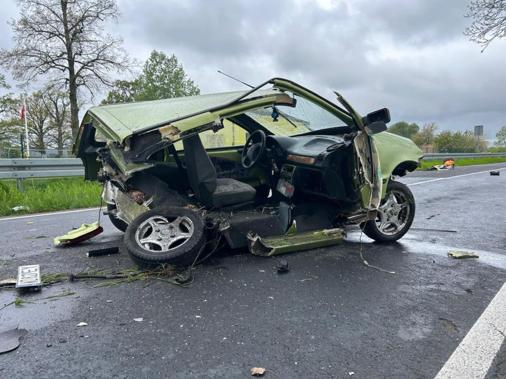 Siła uderzenia wyrzuciła fotel pasażera poza auto. Koszmarny wypadek na prostej drodze