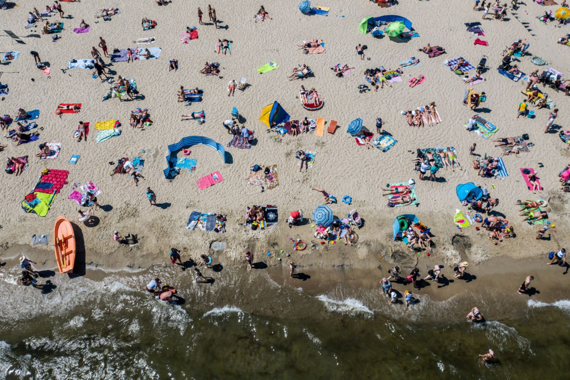 Armagedon nad Bałtykiem. Takich tłumów na plażach dawno nie było!