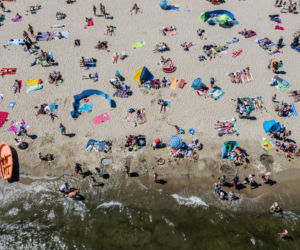 Armagedon nad Bałtykiem. Takich tłumów na plażach dawno nie było!