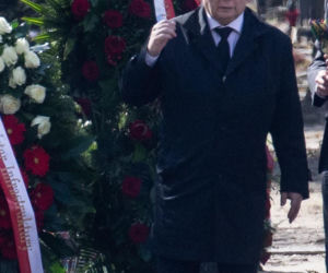 Kaczyński na grobie ukochanej mamy