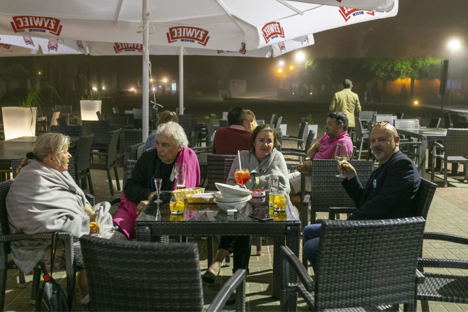 Starzy na plaży