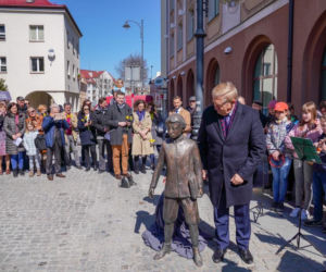 Pomnik młodego Ludwika Zamenhofa stanął przy Rynku Kościuszki w Białymstoku [ZDJĘCIA]