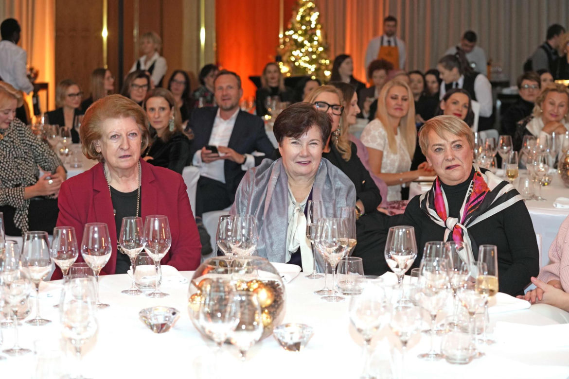 Była pierwszą kobietą na stanowisku premiera III RP. Już po roku złożyła dymisję