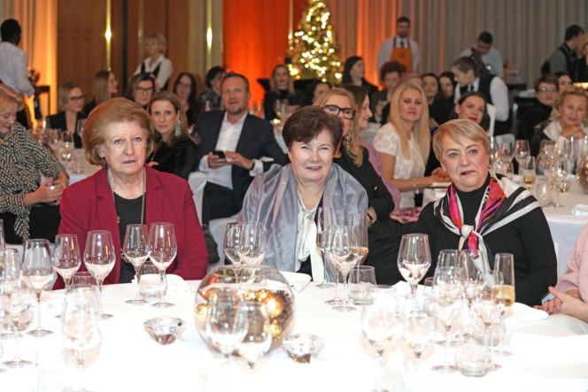 Była pierwszą kobietą na stanowisku premiera III RP. Już po roku złożyła dymisję