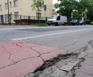 Drogowcy zabierają się za zdewastowaną ulicę