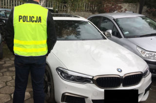Jechał skradzionym BMW. Na widok policji zatrzymał się i uciekł w zarośla