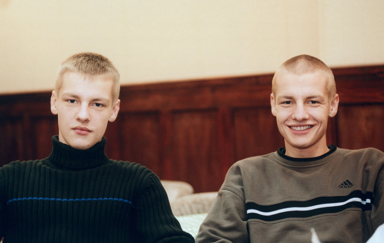 Braci Mroczek maja 40 lat. Tak zmieniali się na przestrzeni lat. 